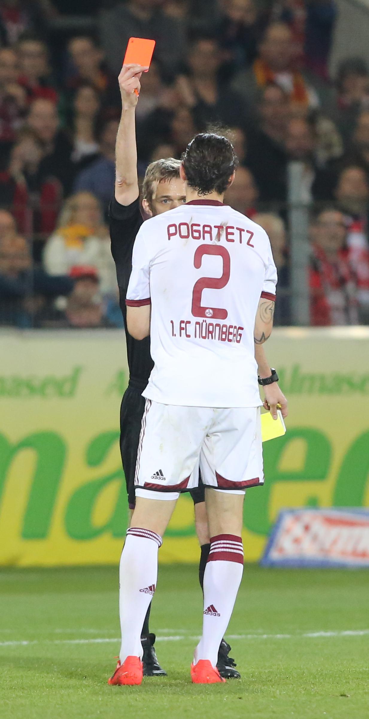 Das Rückspiel in Freiburg wird so schnell keiner vergessen. Trotz zweimaliger Führung verliert der FCN mit 3:2. Club-Verteidiger Emanuel Pogatetz trifft erst zum 1:0, verursacht den Elfmeter zum 2:2 und fliegt dann zu Unrecht vom Platz.