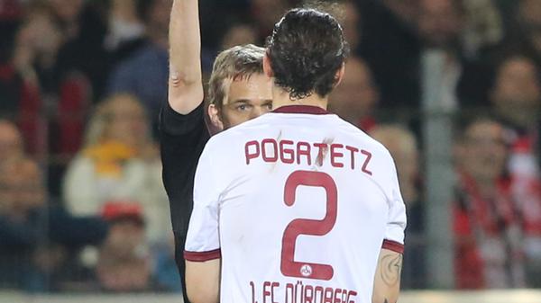 Das Rückspiel in Freiburg wird so schnell keiner vergessen. Trotz zweimaliger Führung verliert der FCN mit 3:2. Club-Verteidiger Emanuel Pogatetz trifft erst zum 1:0, verursacht den Elfmeter zum 2:2 und fliegt dann zu Unrecht vom Platz.