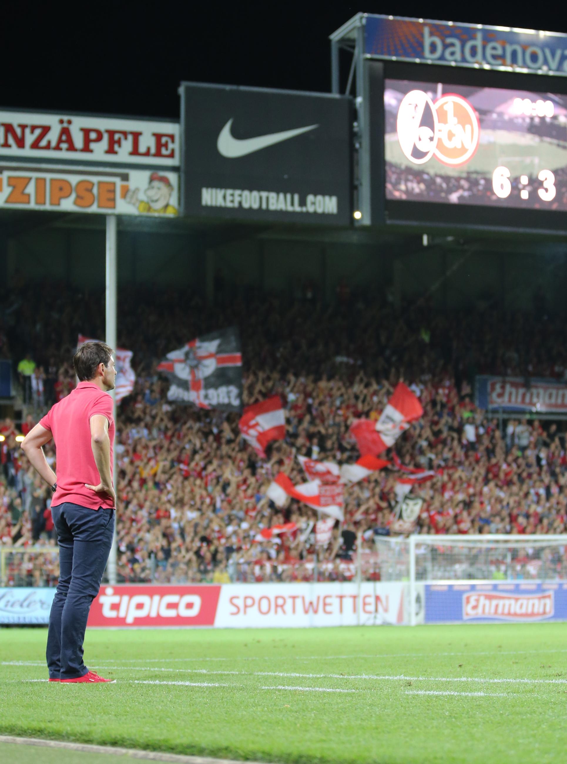 Circa anderthalb Jahre später trifft man sich dann in der zweiten Liga wieder. Am ersten Spieltag der Saison 2015/16 reist der Club ins Breisgau und erlebt in den ersten 40 Minuten ein Fiasko. Bereits nach elf Minuten führt Freiburg mit 3:0. Dreimal trifft Petersen. Mike Frantz erhöhte nach 41 Minuten sogar auf 4:0, ehe Kevin Möhwald zum 4:1-Pausenstand verkürzt. Der Club schüttelt sich und kommt durch Tore von Behrens und Schöpf wieder ran, kassiert jedoch noch zwei Tore und steht am Ende einer verrückten Partie als Verlierer da.