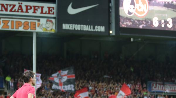 Circa anderthalb Jahre später trifft man sich dann in der zweiten Liga wieder. Am ersten Spieltag der Saison 2015/16 reist der Club ins Breisgau und erlebt in den ersten 40 Minuten ein Fiasko. Bereits nach elf Minuten führt Freiburg mit 3:0. Dreimal trifft Petersen. Mike Frantz erhöhte nach 41 Minuten sogar auf 4:0, ehe Kevin Möhwald zum 4:1-Pausenstand verkürzt. Der Club schüttelt sich und kommt durch Tore von Behrens und Schöpf wieder ran, kassiert jedoch noch zwei Tore und steht am Ende einer verrückten Partie als Verlierer da.