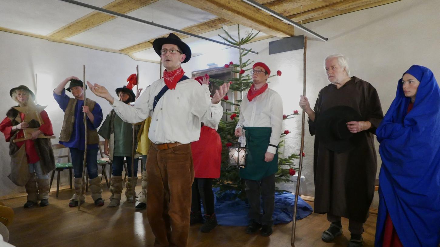 Das Hausenhof-Ensemble um Spielleiter Ralf Hatz konnte sich über herzlichen Applaus für eine gelungene Aufführung der "Oberuferer Weihnachtsspiele" freuen.