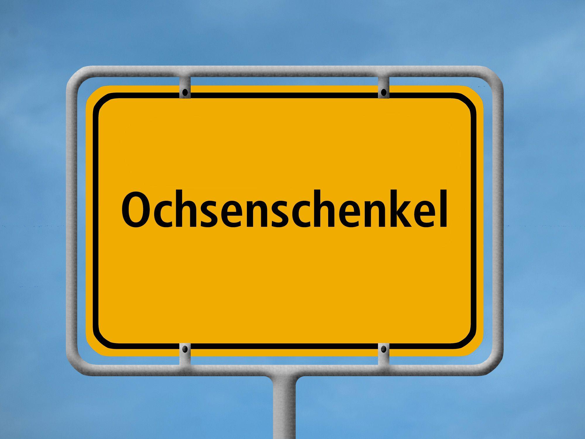 Ist ein Ortsteil des mittelfränkischen Vestenbergsgreuth und liegt im Landkreis Erlangen-Höchstadt. Ob die Bewohner eine besondere Vorliebe für Fleischgerichte aus den Schenkeln kastrierter männlicher Rinder haben, ist nicht bekannt. Woher der Name kommt, ist dagegen relativ klar und hat mit der Form der Siedlung zu tun. Er bedeutet: "Siedlung auf der in Form eines Ochsenschenkels herausgeschnittenen Rodung", wie der Mundartforscher Herbert Maas in seinem Buch "Mausgesees und Ochsenschenkel" schreibt. Der Ort hat außer seines Namens noch eine andere Besonderheit zu bieten: An einem Waldrand 600 Meter westlich der Siedlung befindet sich laut der Gemeindehomepage nichts geringeres als der Mittelpunkt Frankens. Der Ort ist also quasi das geografische Herz der Region.
