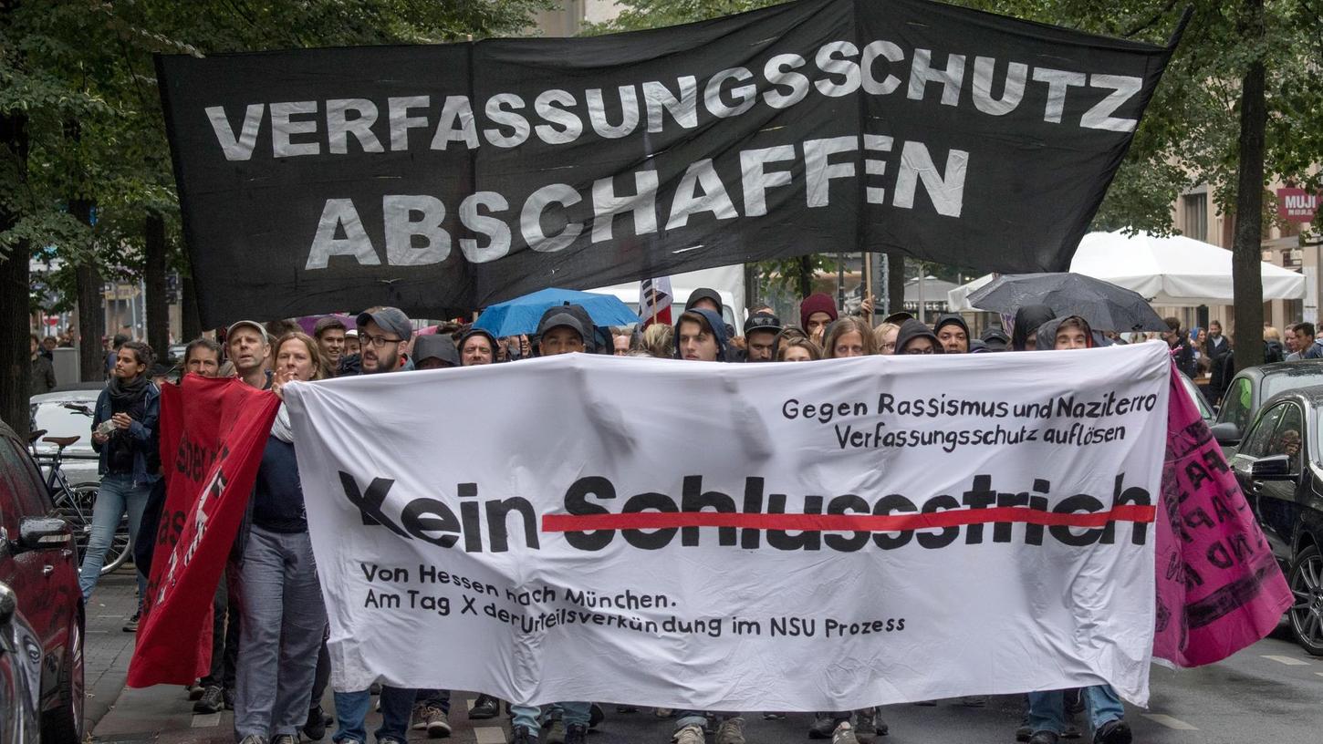 In Frankfurt demonstrierten im Sommer mehrere Hundert Menschen für weitere Ermittlungen im Umfeld der NSU-Mordserie und für eine Abschaffung des Verfassungsschutzes.