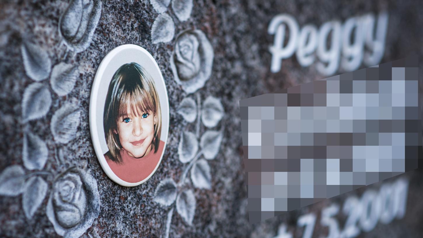 Ein Gedenkstein mit dem Porträt des Mädchens Peggy auf dem Friedhof. Das neunjährige Mädchen Peggy aus Lichtenberg verschwand 2001. Nach 17 Jahren sitzt ein Verdächtiger nun in Untersuchungshaft - und legt Haftbeschwerde ein.