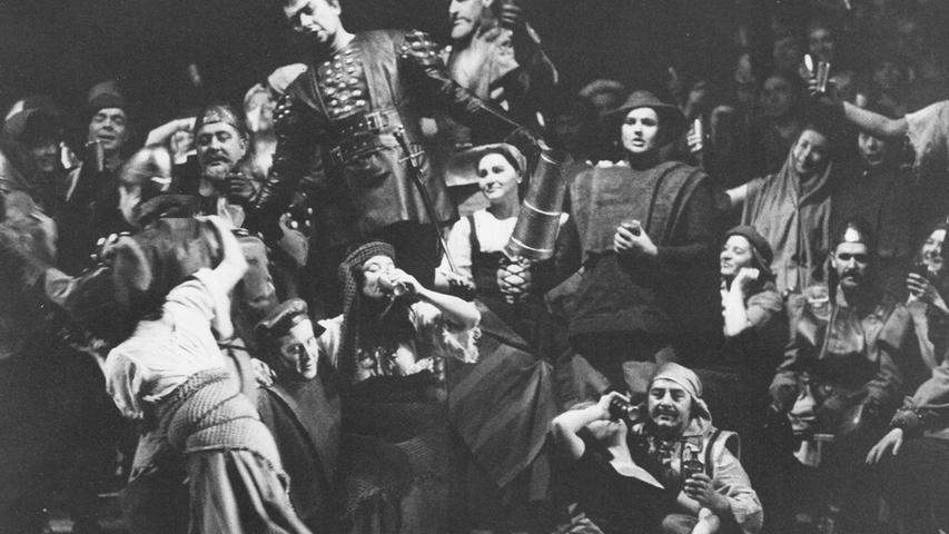 Die Trinkszene aus dem ersten Akt des neuen Stücks "Othello", das neu im Opernhaus aufgeführt wird. Hier geht es zum Kalenderblatt vom 26. Dezember 1968: Von der Unerträglichkeit des Glücks