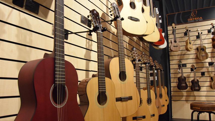Neben Schlagzeugprodukten gehören auch Gitarren zum Produktportfolio von Meinl. Ob klassisch oder elektro, ob Ukulele oder Mandoline - die Auswahl ist groß.