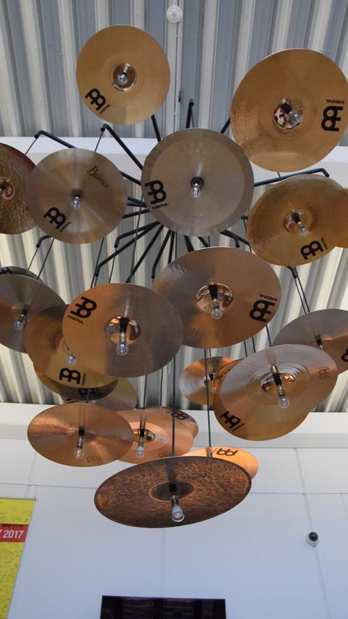 Schlagzeugbecken eignen sich nicht nur für gute Musik, wie diese kreative Deckenlampe zeigt.