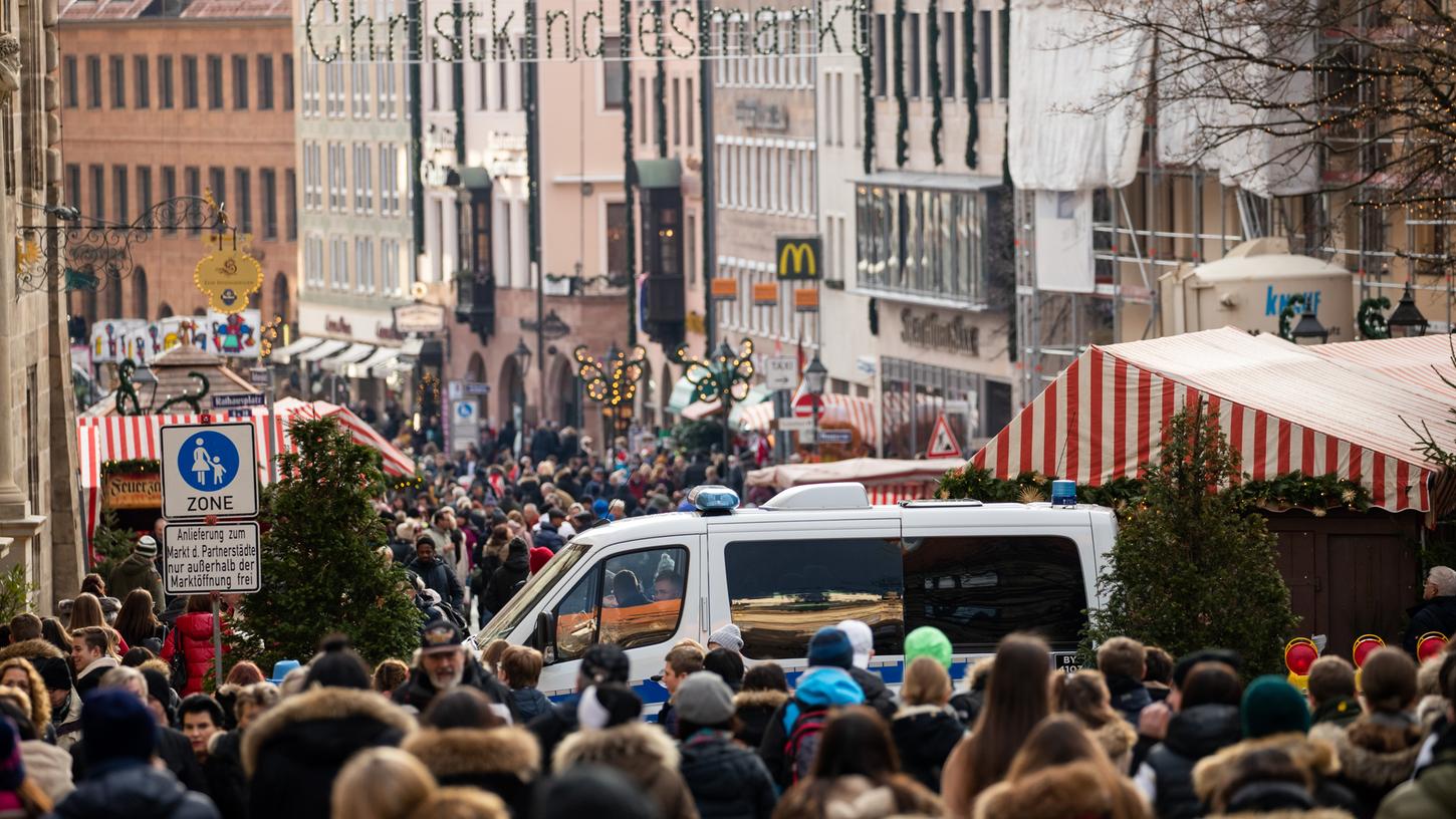 Proppenvoll war es auch in diesem Jahr wieder: Bis zum Heiligabend sollen über zwei Millionen Gäste den Nürnberger Christkindlesmarkt besucht haben.