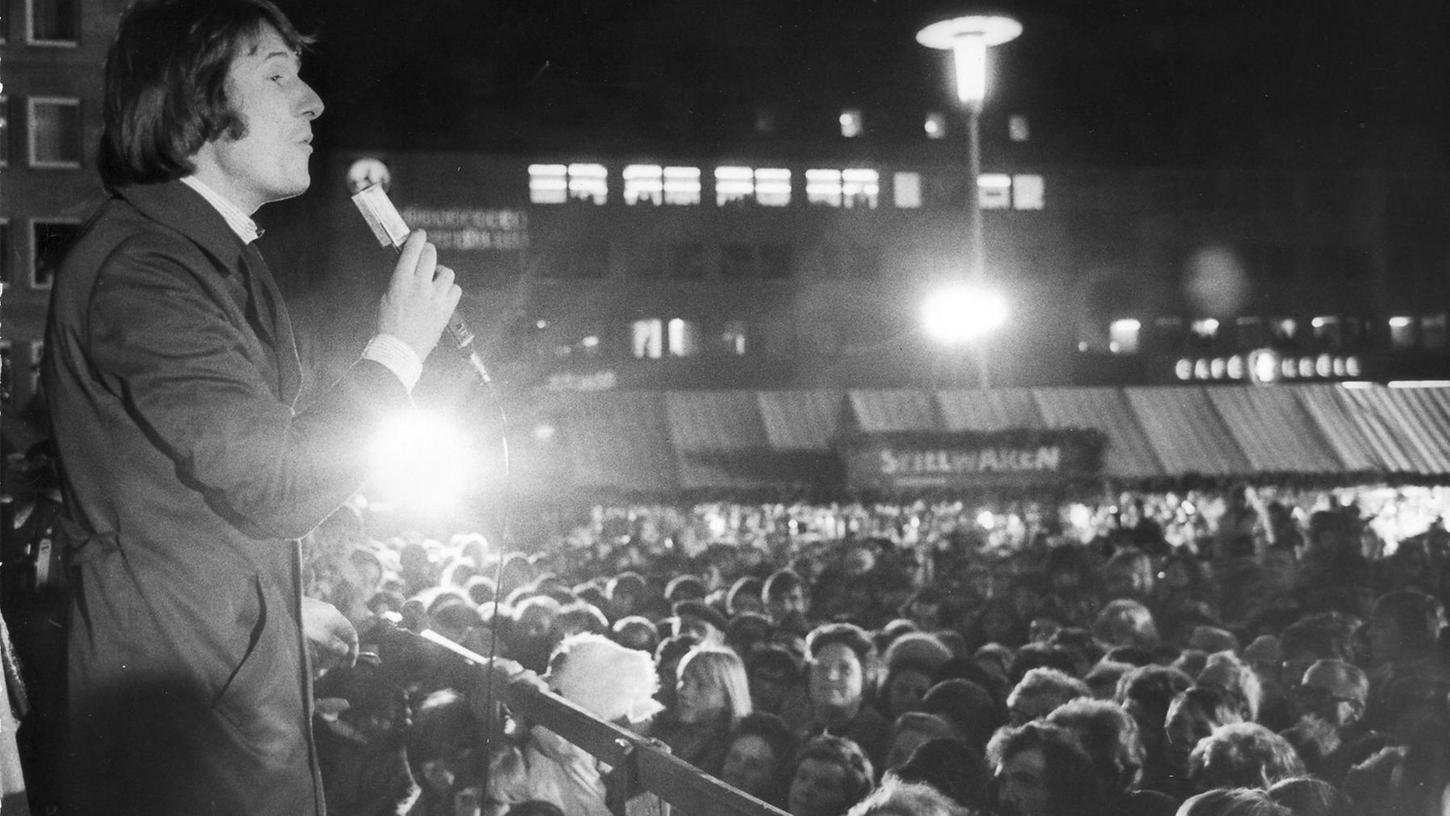 Udo Jürgens begeisterte 1974 die Massen auf dem Hauptmarkt mit seinem "Christkindlesmarkt-Walzer".