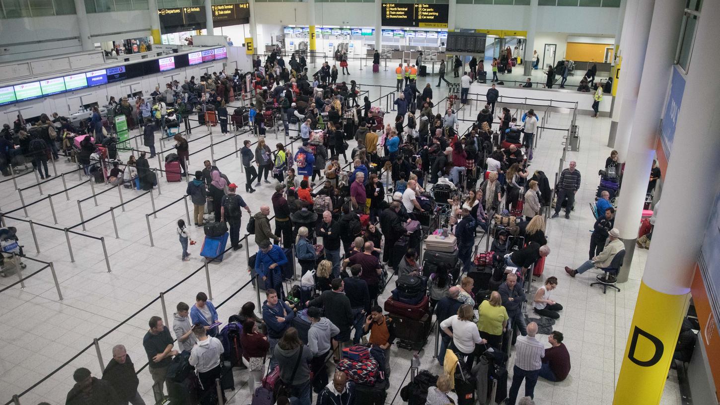 Der seit Tagen wegen umherfliegender Drohnen behinderte Flugverkehr des Londoner Airports Gatwick soll am Samstag wieder zum Normalbetrieb zurückkehren.