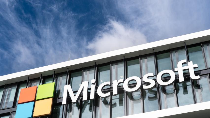 Microsoft - Platz zwei der wertvollsten Unternehmen - ist so etwas wie der Dinosaurier unter den Technikkonzernen. Ein Dinosaurier allerdings, der sich noch immer guter Gesundheit erfreut. Vor allem die Geschäfte mit Cloud-Diensten florieren.
