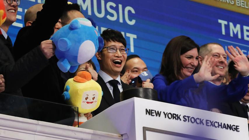 Tencent ist eines von zwei chinesischen Unternehmen unter den zehn wertvollsten Konzernen der Welt. Es bietet zahlreiche Online-Dienste an, die Musiksparte ging Ende 2018 sogar an die amerikanische Börse (Foto). Bekanntestes Tencent-Produkt ist aber wohl WeChat, eine Handyplattform, die vor allem in China beliebt ist - trotz Weitergabe der Daten an die chinesischen Behörden.