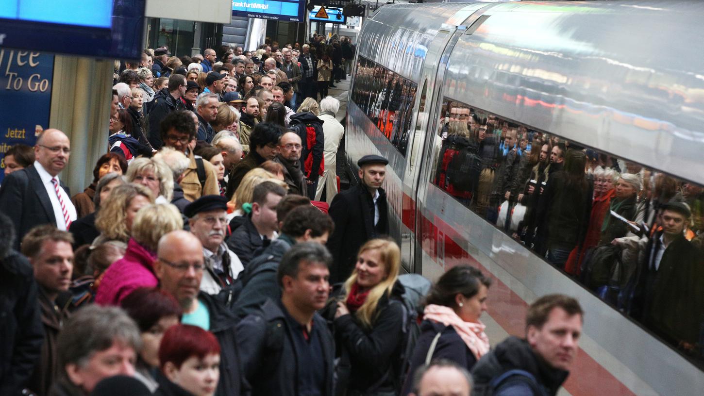 Einige Züge fahren derzeit mit zu vielen Passagieren, als dass die Abstandsregeln von 1,5 Metern eingehalten werden könnte. Das bestätigt die Deutsche Bahn auf Nachfrage. (Symbolbild)