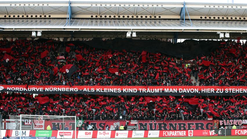 ... entseht ein rot-schwarzes Fahnenmeer. Das Spruchband "Nordkurve Nürnberg - Als kleines Kind träumt man davon, hier zu stehen" drückt die Leidenschaft der Club-Fans aus.