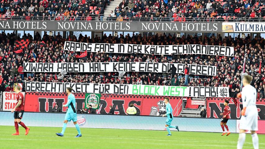 Während des ersten Durchgangs richten die Nürnberger Ultras liebe Grüße an ihre Freunde von Rapid Wien aus.