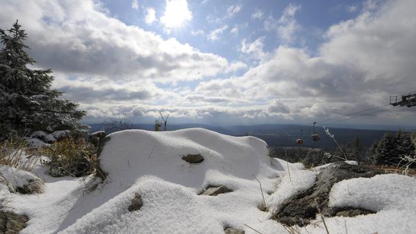 Der fränkische Gebirgsweg führt über die höchsten Gipfel Frankens und verbreitet dabei – ohne Hochgebirgskondition zu fordern – Gipfelstürmer-Stimmung. Ihren Anfang nimmt die 425 Kilometer lange Tour in Untereichenstein bei Issigau. Im Frankenwald beginnend, durchquert sie das Fichtelgebirge und die Fränkische Schweiz, bevor sie in Hersbruck in der Frankenalb ihr Ende findet. Davor geht es aber noch hinauf auf die beiden Tausender Schneeberg und Ochsenkopf, auf den Großen Waldstein, die Platte und viele weitere Erhebungen der fränkischen Mittelgebirge.