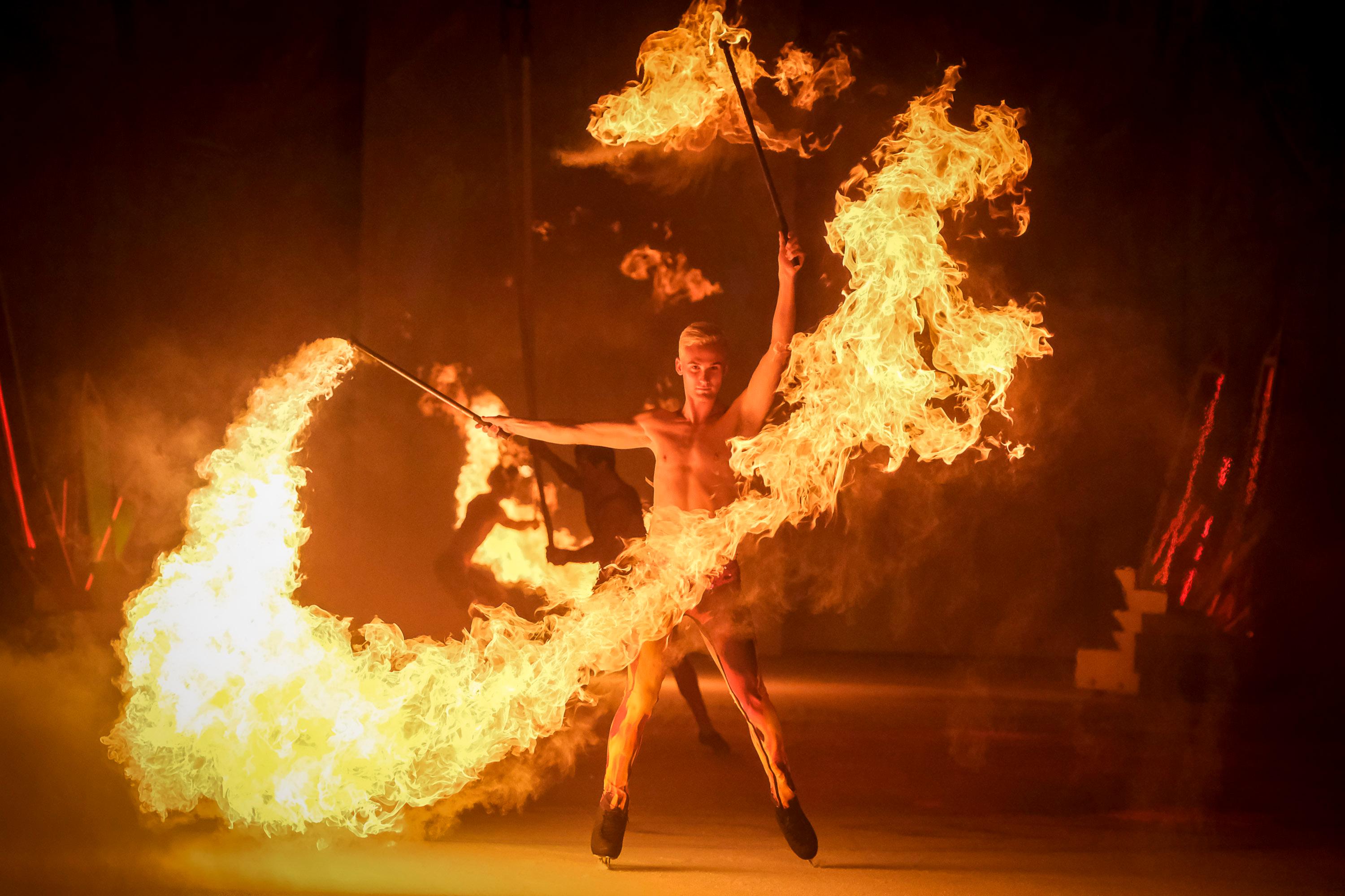 Die Holiday on Ice Shows erfreuen sich allergrößter Beliebtheit. Jahr für Jahr pilgern Hunderttausende zu einer der deutschlandweit stattfindenden Veranstaltungen. Von Donnerstag, 9., bis Sonntag, 12. Dezember 2021, macht das Spektakel auch wieder in Nürnberg Halt. In der Arena bekommen die Besucher*innen vier Tage am Stück Eiskunstlauf in Perfektion sowie atemberaubende Kostüme und Bühnenbilder zu sehen. Tickets dazu sind von nun an überall im Handel erhältlich.
