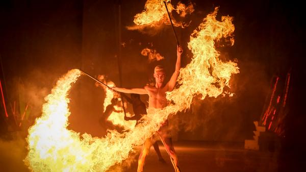 Die Holiday on Ice Shows erfreuen sich allergrößter Beliebtheit. Jahr für Jahr pilgern Hunderttausende zu einer der deutschlandweit stattfindenden Veranstaltungen. Von Donnerstag, 9., bis Sonntag, 12. Dezember 2021, macht das Spektakel auch wieder in Nürnberg Halt. In der Arena bekommen die Besucher*innen vier Tage am Stück Eiskunstlauf in Perfektion sowie atemberaubende Kostüme und Bühnenbilder zu sehen. Tickets dazu sind von nun an überall im Handel erhältlich.