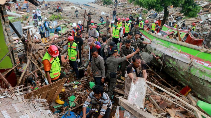 Rund 850 Menschen seien verletzt worden, 30 würden noch vermisst, teilte ein Sprecher der Katastrophenschutzbehörde in Jakarta mit.