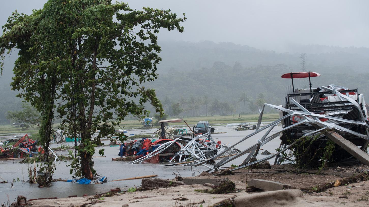 Eine Tsunami-Katastrophe auf den indonesischen Inseln Sumatra und Java hat mindestens 370 Menschen das Leben gekostet und schwere Schäden angerichtet.