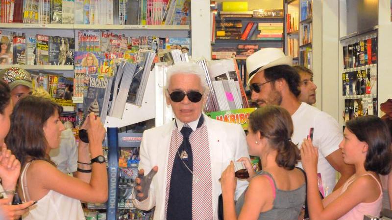 Der Meister, hier bei einem Einkaufsbummel in Saint-Tropez, bezahlte nie persönlich - das übernehmen seine Mitarbeiter. Er selbst besaß gar keinen Geldbeutel.