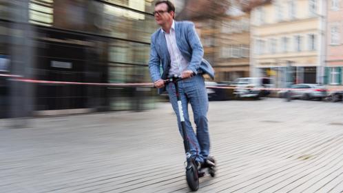 E-Scooter sollen vor allem Pendlern den letzten Kilometer von der S- oder U-Bahn-Station zum Arbeitsplatz erleichtern. Doch an den Rollern gibt es inzwischen jede Menge Kritik.