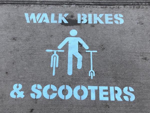 Bitte schieben: Hier müssen Biker und Scooter-Fahrer sicherheitshalber absteigen.