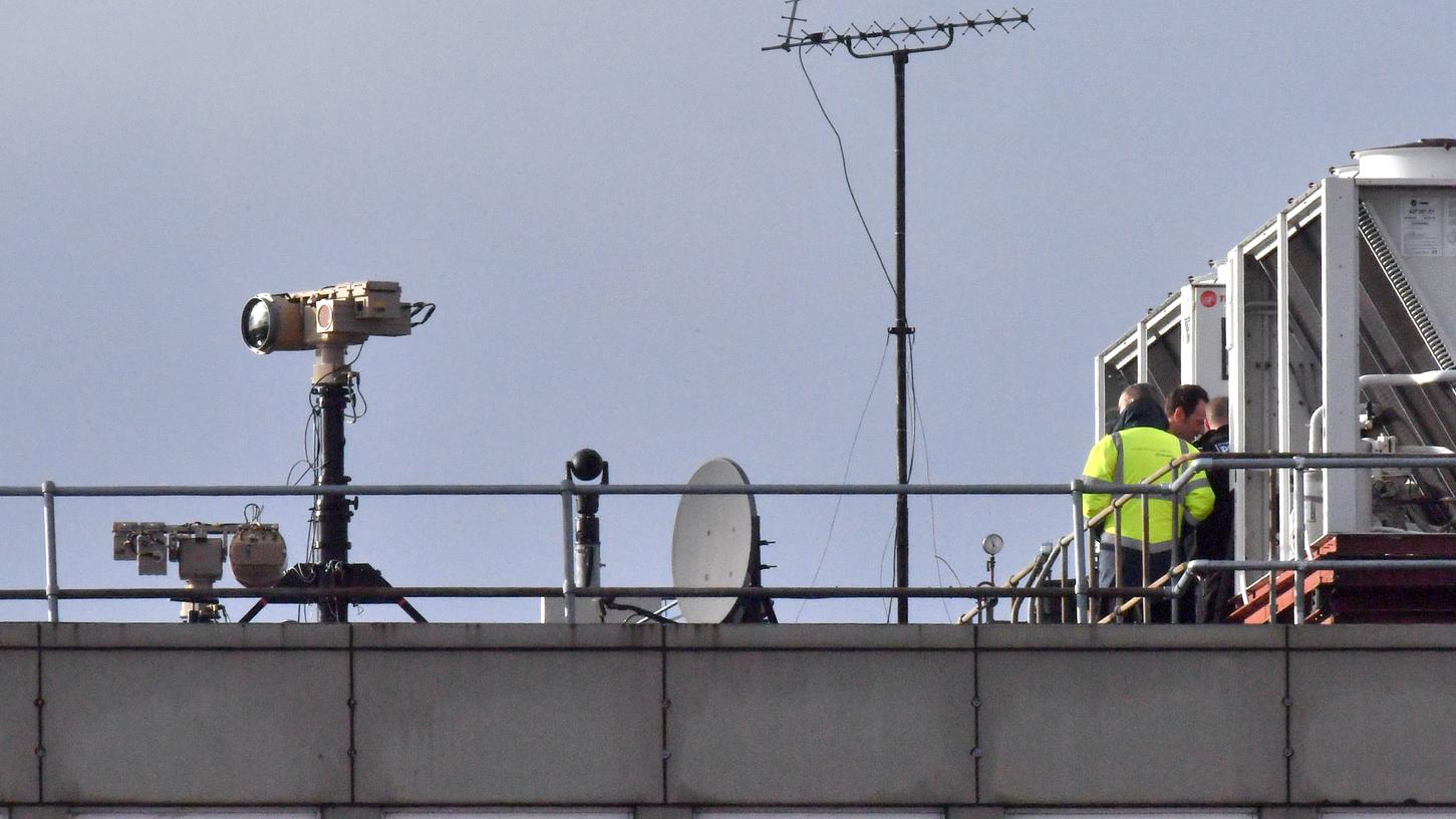 Nach der Drohnensichtung am Flughafen Gatwick steht das verdächtigte Pärchen nicht mehr in Verdacht. Wer der Täter ist, bleibt weiterhin unklar.