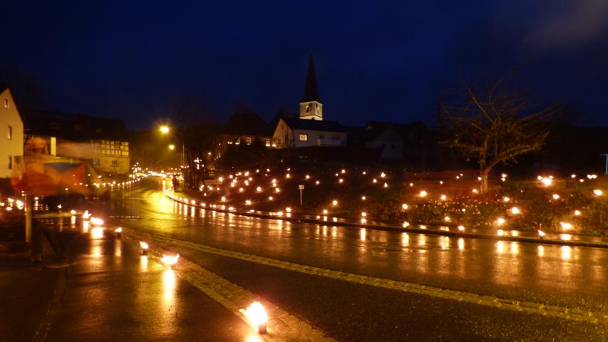 Ein Meer aus 3500 Wachslichtern erstrahlt einen Tag vor Heiligabend im kleinem Örtchen Volsbach im Ahorntal. Um circa 17 Uhr setzt sich der Prozessionszug von der Pfarrkirche St. Mariä Geburt aus in Bewegung und zieht durch den festlich beleuchteten Ort.