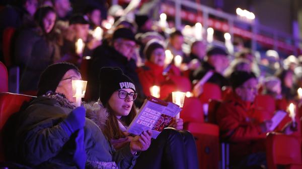 Ein gigantischer Chor schmettert im Max-Morlock-Stadion aus vielen Tausend Kehlen Weihnachtslieder. 10.000 sind beim ersten Nürnberger Adventssingen mit dabei ...