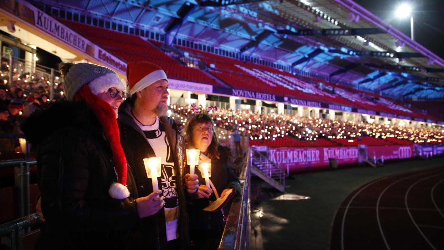 Mütze auf dem Kopf, Kerze in der Hand, und viel Weihnachten im Herzen: Das Adventssingen lockte vergangenes Jahr 10.000 Menschen ins Stadion.
