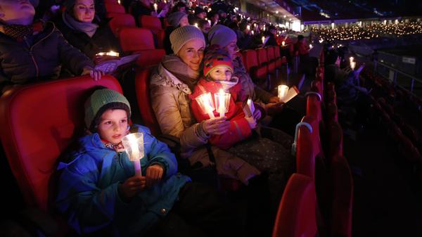 Musikalische Unterstützung kommt von den Nürnberger Barockbläsern; allerdings nur bei der Eingangsfanfare und bei drei Stücken. Der Rest der 20 Lieder erklingt ohne instrumentale Begleitung.
