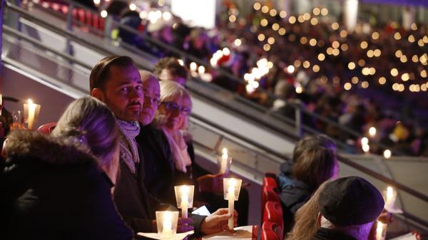 In jedem Block, über das ganze Stadion verteilt, sind Sänger aus Chören des Fränkischen Sängerbundes positioniert.