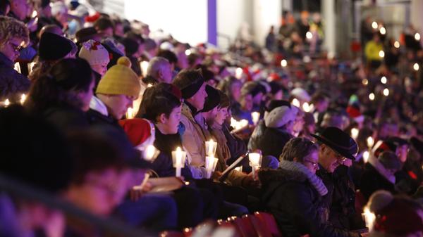 Der Schwerpunkt liegt auf klassischen deutschen Weihnachtsliedern wie "Alle Jahre wieder", "Macht hoch die Tür" oder - zum Abschluss - "Stille Nacht, heilige Nacht". Doch auch einige englische Titel wie zum Beispiel "Jingle Bells" werden gesungen.