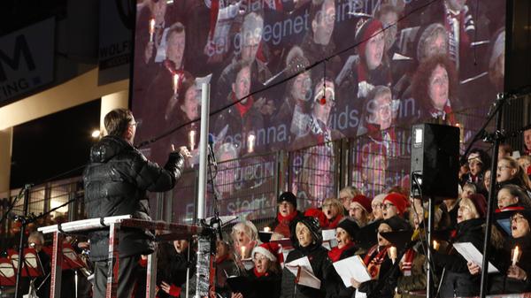 Auch Benedikt Köstler (bekannt aus "The Voice of Germany") singt mit. Und die beiden Stadtdekane Hubertus Förster (katholisch) und Jürgen Körnlein (evangelisch) sprechen einen ökumenischen Segen. Außerdem wird die Weihnachtsgeschichte von einer jungen Meistersingerin vorgelesen.