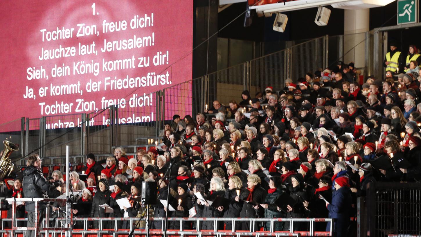 Gänsehaut-Feeling im Nürnberger Stadion: Im vergangenen Jahr sind zum 23. Dezember 10.000 Menschen zum Adventssingen zusammengekommen.