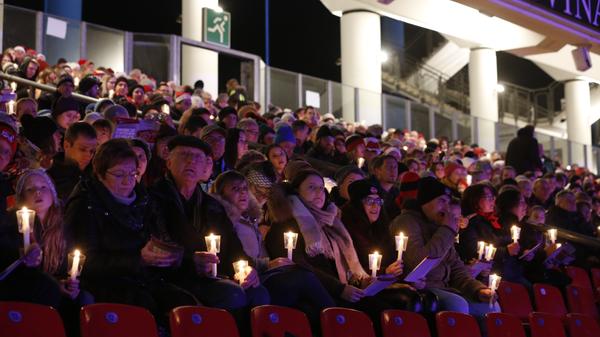 Dass der Beifall aus dem Publikum schütter bleibt, liegt nicht an der Qualität der Reden, sondern an den Kerzen, die alle in den Händen halten. Klatschen geht nicht, singen schon.