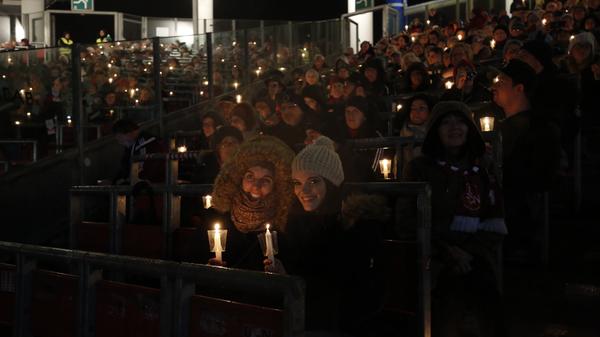 In Köln tun sie’s, in Dortmund und in Berlin auch. Jetzt hat sich Nürnberg eingereiht in den Kreis der Städte, die kurz vor Weihnachten zum stimmungsvollen "Rudelsingen" in ihre Fußballstadien einladen.