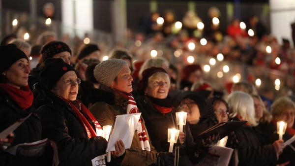 Auch wenn die Niederlage gegen den SC Freiburg einen Tag zuvor dem Club und seinen Fans die Weihnachtsstimmung gründlich verhagelt hatte, ist davon auf den Rängen des Achtecks nichts zu spüren.