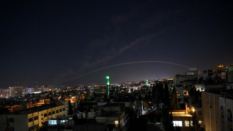 Dieses Bild zeigt die Spuren der Rakete am Himmel über Damaskus.