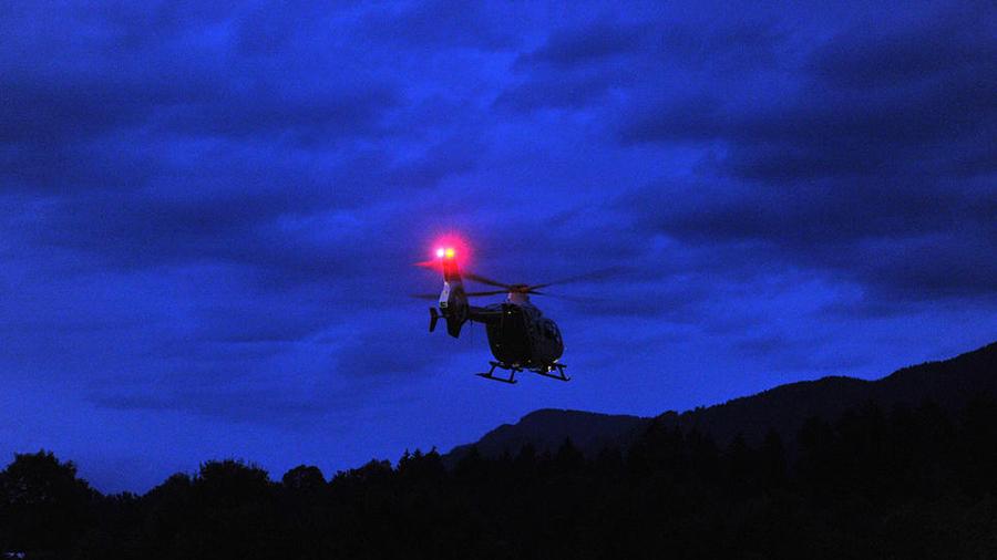 Nach einem Überfall in Zirndorf sucht die Polizei am Mittwochabend per Hubschrauber nach dem Verdächtigen. 