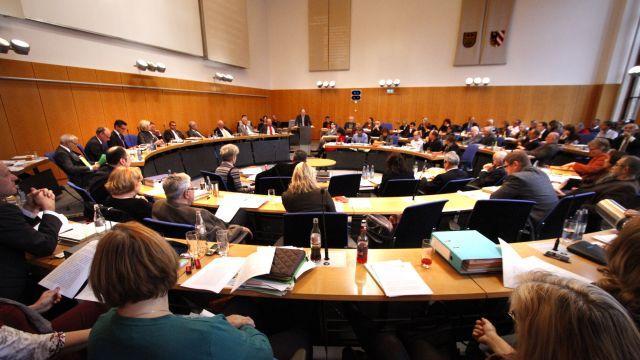 Wer die Stadtratssitzungen verfolgen will, muss ins Rathaus kommen und sich einen Platz auf der Zuschauertribüne suchen. Wenn es nach der FDP ginge, kann man die Debatten auch bald zu Hause am Computer ansehen. Wer die Stadtratssitzungen verfolgen will, muss ins Rathaus kommen und sich einen Platz auf der Zuschauertribüne suchen. Wenn es nach der FDP ginge, kann man die Debatten auch bald zu Hause am Computer ansehen.