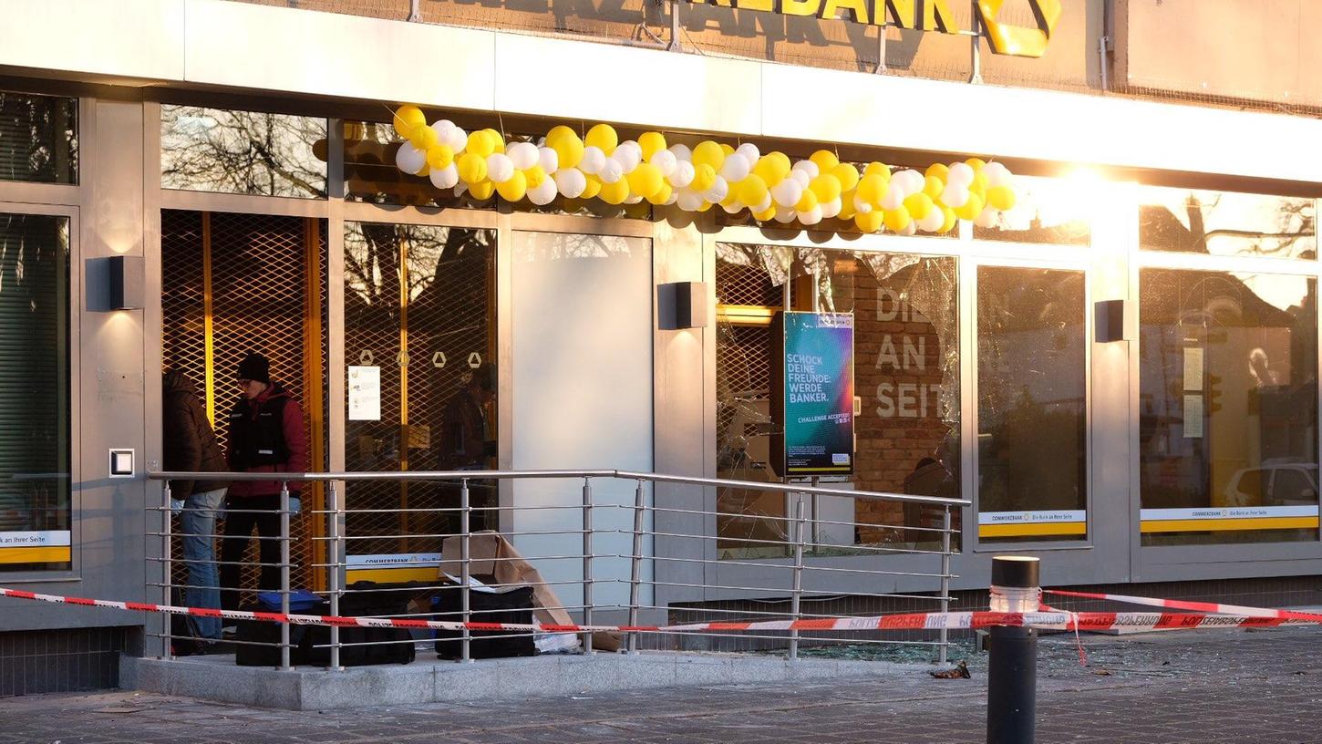 Glassplitter liegen auf der der Straße, die Spurensicherung untersucht den Tatort: Am frühen Freitagmorgen wurde in Ziegelstein ein Geldautomat gesprengt.