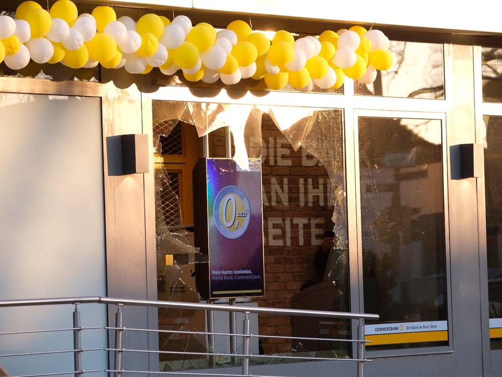 Geldautomat In Nurnberg Gesprengt Manner Fluchten In A6 Ziegelstein Nordbayern De