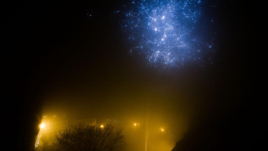 Ein blauer Sternenschauer durchbricht 2015 den Nebel in der Silvesternacht in Herzogenaurach.