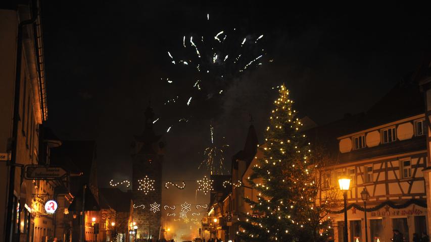 Die Weihnachtsbeleuchtung strahlte 2009 mit dem Feuerwerk um die Wette.