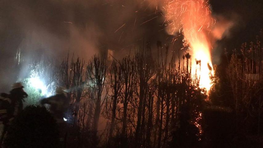 Bei vorzeitigem Feuerwerkszündeln geriet Ende 2018 eine Hecke in Bubenreuth in Brand.