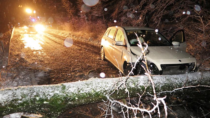 Riesenschreck und Riesenglück: Zwischen Windischhausen und Falbenthal stürzt Anfang Januar ein 20 Meter hoher Baum unter der Schneelast auf die Straße. Ein Taxifahrer kollidiert und wird leicht verletzt. Die Bergung ist gefährlich, weil weitere Bäume umzuknicken drohen.