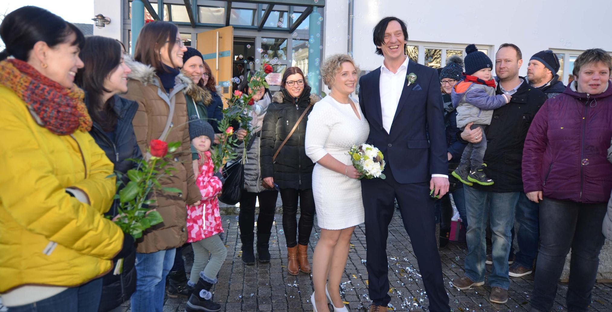 Sie kannten und grüßten sich länger schon, allerdings ganz ohne "Ambitionen". Vor zwei Jahren dann, bei einem zufälligen Treff am Weihnachtsmarkt in Amberg, entstand aus der beidseitigen Sympathie dann doch eine große Liebe, die jetzt auch offiziell beschlossen und "besiegelt" wurde. Nämlich im Standesamt im Berger Rathaus, wo Bürgermeister Helmut Himmler den gebürtigen Deinschwanger Wolfgang Hirschmann und Christine Meier — sie kommt aus Pollanten — das amtliche "Ja" zum Ehebund erteilte. Eine große Gratulantenschar, Arbeitskollegen- und kolleginnen der Firma Himatec aus Mitterrohrenstadt und jene der Steuerberatersozietät Münch & Münch Neumarkt, erwartete die Jungvermählten am Sophie-Scholl-Platz und wünschten beiden für den neuen Lebensweg viel Glück. Eine kleine weltliche Feier schloss sich danach im unmittelbar angrenzenden historischen Gasthaus "Goldener Hirsch" an. Sesshaft werden der CNC-Fräser und die Steuerfachwirtin in Mitterrohrenstadt. Hier geht es zu allen Hochzeiten des Jahres 2018