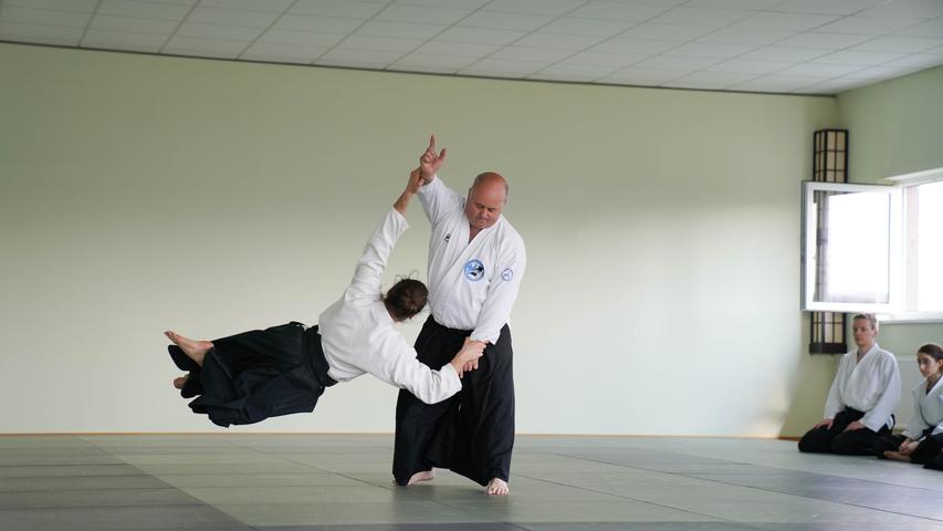 Was aussieht wie Tanzen, ist die Kampfkunst Aikido im Dojo von Buchschwabach.